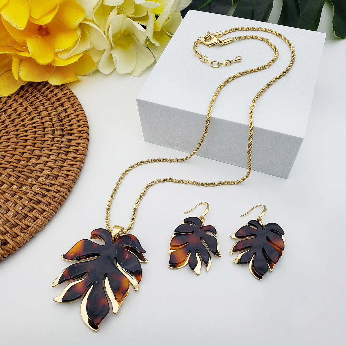 Conjunto de joyería de aretes de perlas con incrustaciones de flores grandes de acrílico al por mayor